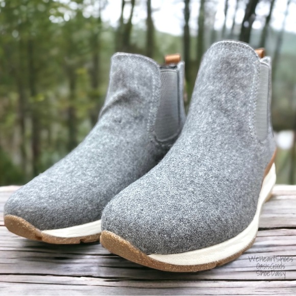 NIB BOC Born Kara Faux Wool Ankle Chelsea Boots Booties Grey Pull On - Picture 3 of 14